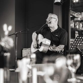 Alan Parry snart här! 11.10.2025
Missa inte den kvällen.

My Songs
Music has always been my biggest passion in life. My first performances where way back in my school days. Since then I&#039;ve travelled far and wide playing covers to everyone who would listen